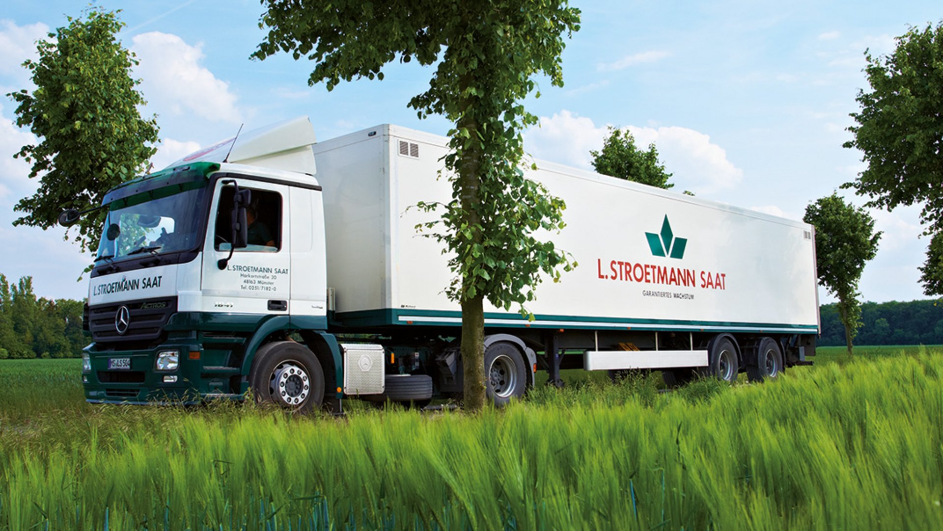 Die hauseigenen LKWs von L.Stroetmann Saat gewährleisten eine reibunsglose Logistik ihrer Bestellung bis zum vereinbarten Lieferstandort.